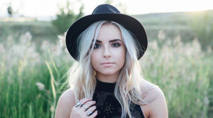 ‘Thiên thần nội y’ diện áo tắm xinh lạ đi biển