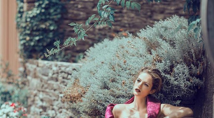 Mẫu Tây quyến rũ với đầm dạ hội của NTK Việt