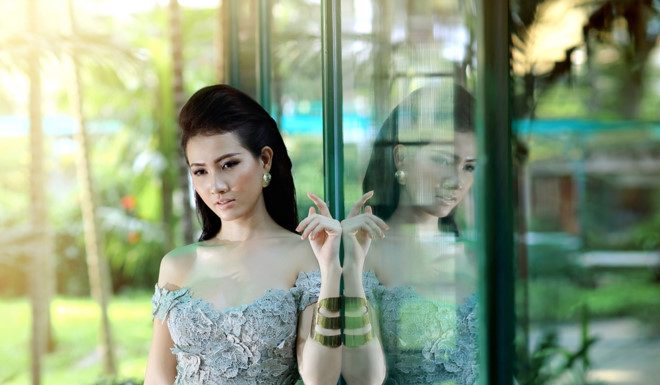 Phan Thị Mơ diện đầm dạ hội gợi cảm